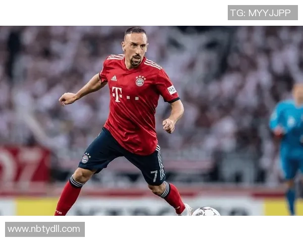 球星带走足球的瞬间定格，展现运动员独特魅力与专注神态